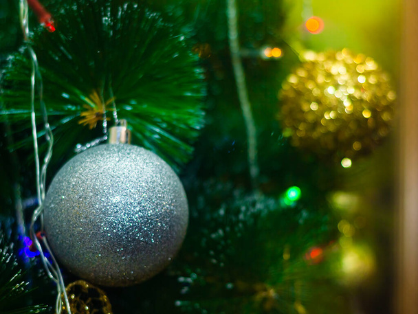 Noel ağacı süslemeleri, ağaçtaki noel süslemeleri, topları olan noel ağacı. - Fotoğraf, Görsel