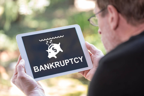 Pantalla de tableta que muestra un concepto de bancarrota - Foto, Imagen