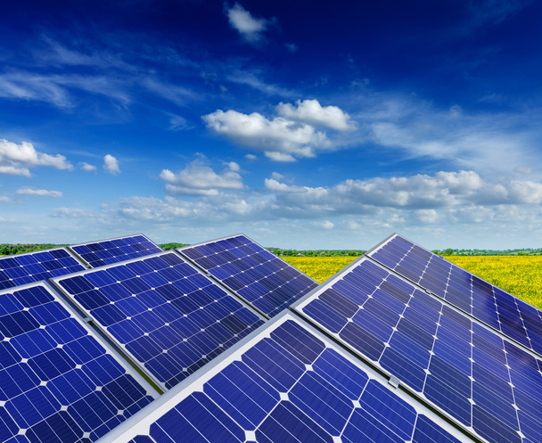 Panneaux de batterie solaire dans le champ de prairie rural
 - Photo, image