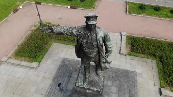 Lenin emlékmű talapzaton galambokkal. Férfi nyitott kezű sapkában.  - Felvétel, videó