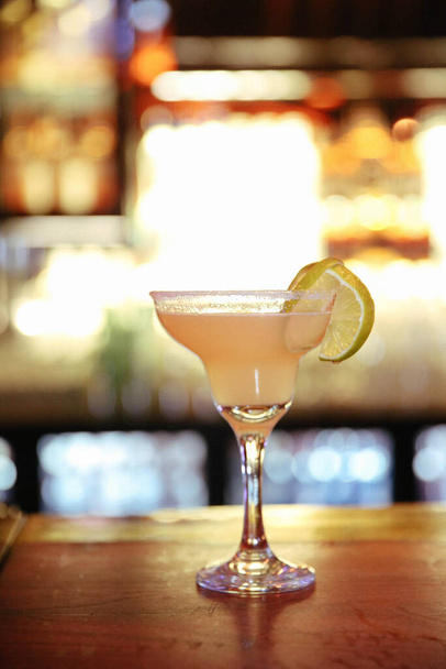 Алкогольный коктейль на столе в ресторане - Фото, изображение