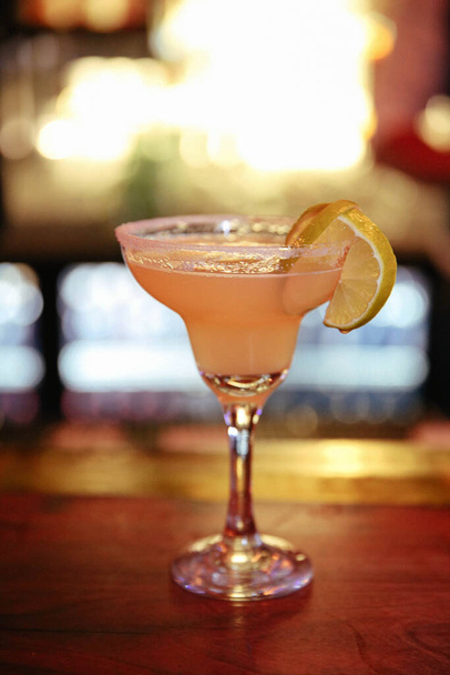 Алкогольний коктейль на столі в ресторані
 - Фото, зображення