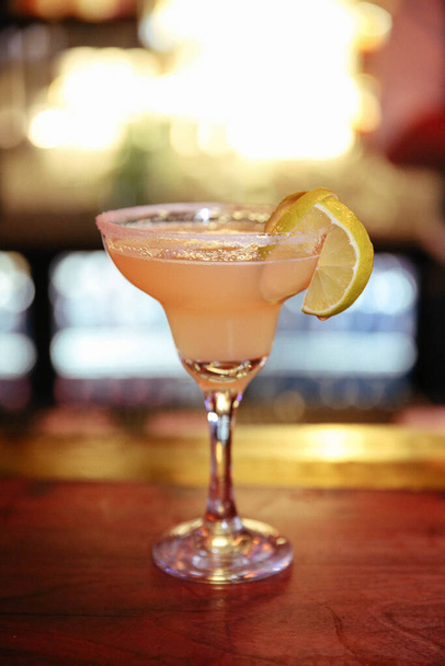 Cocktail alcolico in tavola al ristorante - Foto, immagini