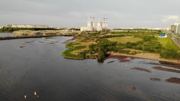 Вугільна електростанція в Санкт-Петербурзі на березі Фінської затоки.. - Кадри, відео