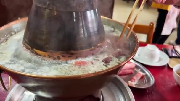 Henkilö syö kuuma vanha Pekingin lammas, kupari potin lampaanlihaa - Materiaali, video