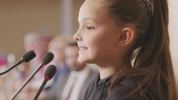 Close-up van kleine vrouwelijke milieuactivisten die een toespraak houden in microfoon en toespraken houden voor publiek en politieke leiders tijdens persconferentie - Video