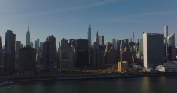 Naprzód wznosząca się mucha nad wodą. Pracowita droga na nabrzeżu i wysokie budynki w mieście. Słynne drapacze chmur. Manhattan, Nowy Jork, USA - Materiał filmowy, wideo
