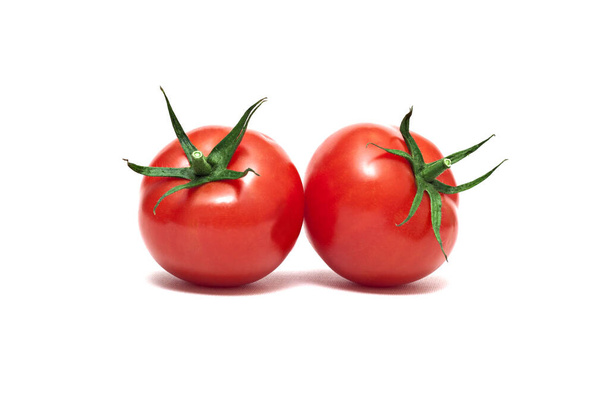 Купка органічних стиглих червоних помідорів на білому тлі
. - Фото, зображення