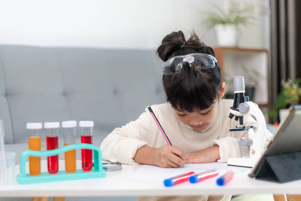 young girl play science experiments for homeschooling - Foto, imagen