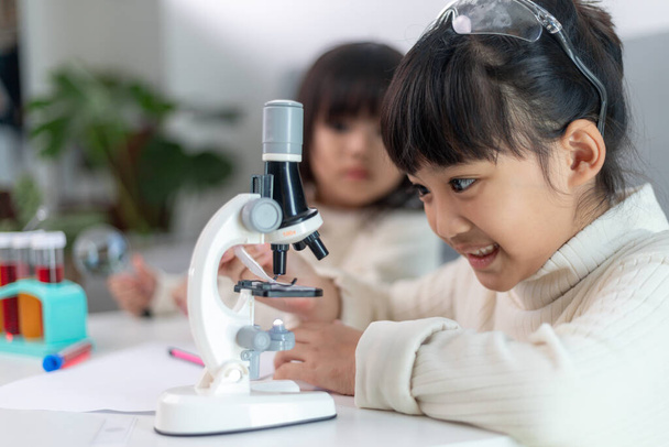 jong meisje spelen wetenschap experimenten voor thuis onderwijs - Foto, afbeelding