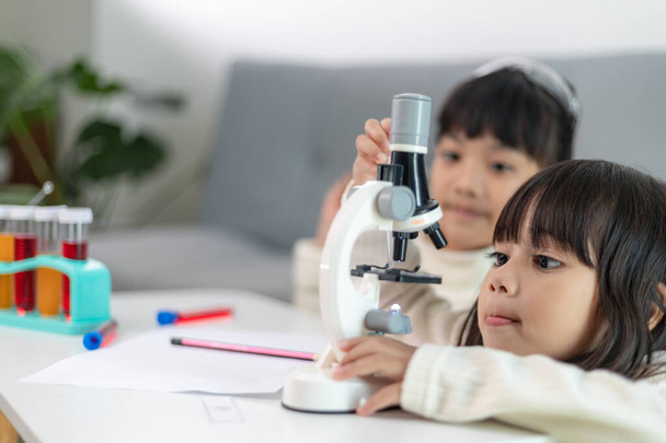 young girl play science experiments for homeschooling - Foto, Imagem