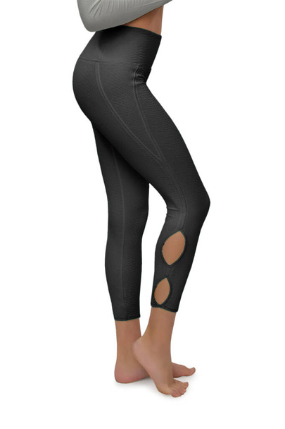 Schöne schlanke weibliche Beine in schwarzen Sport-Leggings aus Leder isoliert auf weißem Hintergrund mit Clipping-Pfad. Konzept stilvoller Kleidung, Sport, Schönheit, Mode und schlanke Beine - Foto, Bild