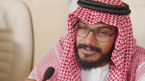Close-up van Arabische politieke leider in keffiyeh in microfoon tijdens persconferentie, toesprekend aan publiek - Video