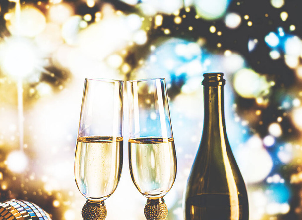 Два бокала шампанского готовы принести в Новый год. - Фото, изображение