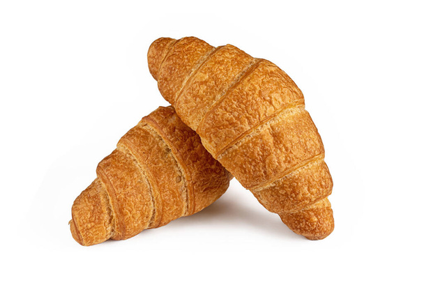 Croissants à la croûte dorée, à base de pâte feuilletée dans une boulangerie française, isolés sur fond blanc - Photo, image