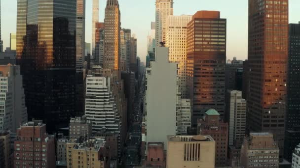 Liukusäädin korkeita toimistorakennuksia kaupungin hämärässä. Pitkä suora katu kulkee keskustan läpi. Manhattan, New York City, Yhdysvallat - Materiaali, video