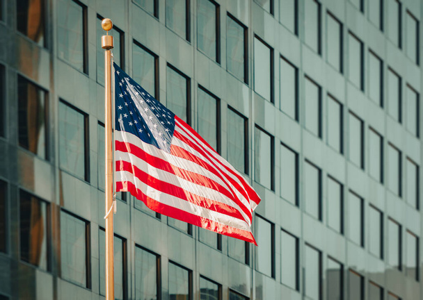 USA american flag and modern building in background - Foto, Bild