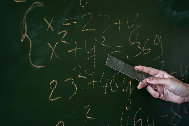 ženské ručně psaní matematických vzorců na třídní desky, detailní záběr - Fotografie, Obrázek