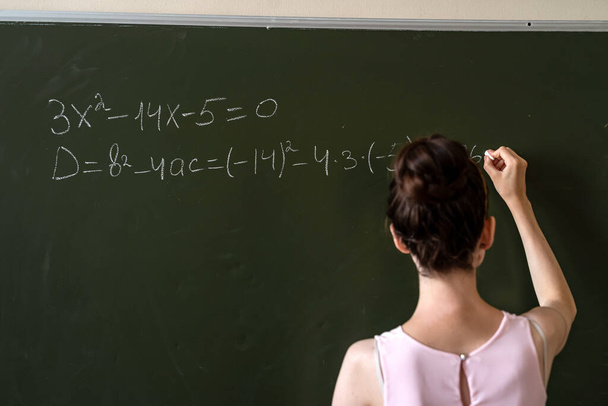 giovane studentessa ha scritto formule matematiche sulla lavagna, concetto di istruzione  - Foto, immagini