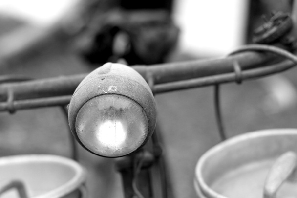 Roestige fiets van een melkboer met de front verlichting van de laatste centu - Foto, afbeelding