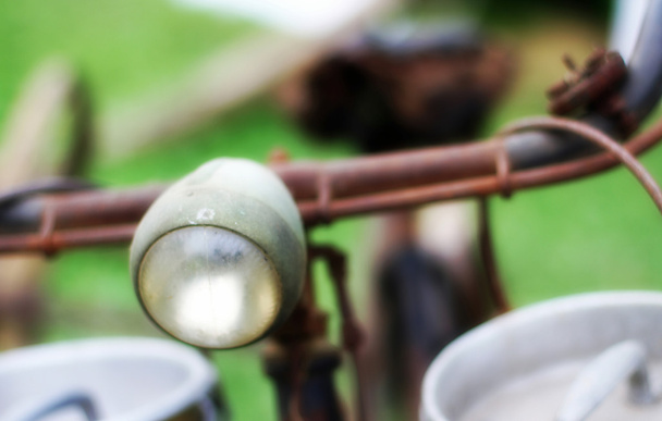 fiets van een melkboer met de voorkant lichten van de vorige eeuw wit - Foto, afbeelding