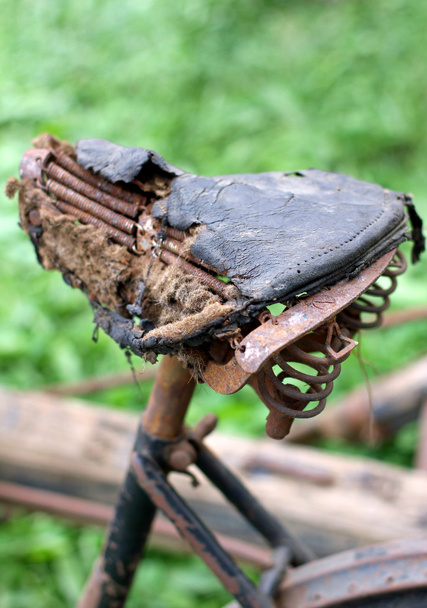 Selle de vélo rouillée, complètement détruite
 - Photo, image