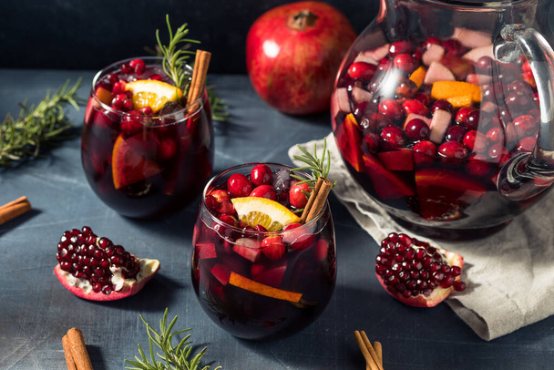 Boozy Cranberry Winter Christmas Sangria Wine with Rosemary - Foto, Imagen