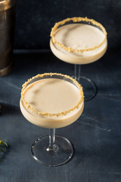 Boozy Festive Gingerbread Martini Cocktail with Vodka and Cream - Foto, afbeelding