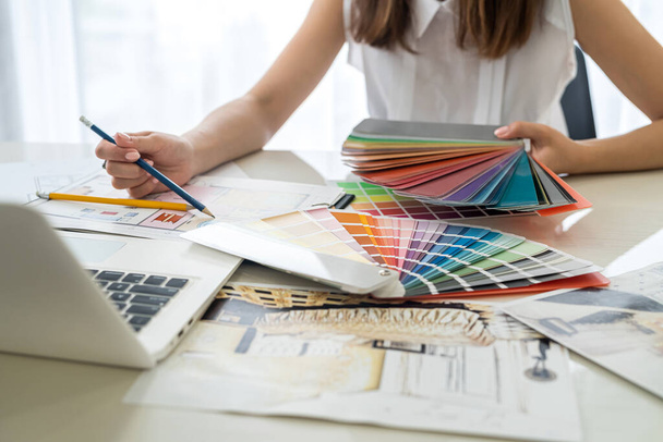 Designers werken met appartement schets en kleurpatroon close-up - Foto, afbeelding