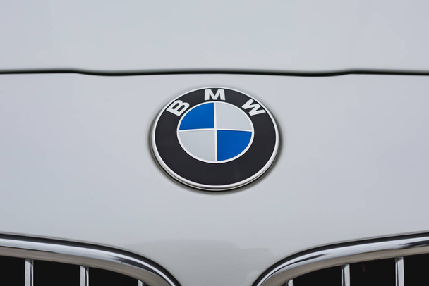 BMW logo on the hood of the car. Front view. BMW 5 series F10.  - Foto, Imagen