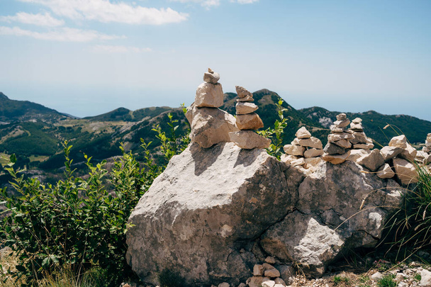 Піраміди з бруківки на великих каменях у зелених горах
 - Фото, зображення