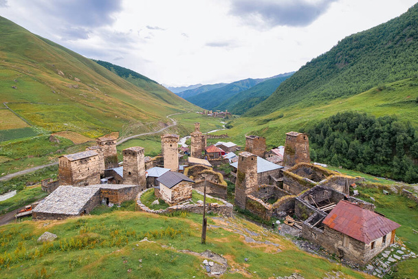 Ushguli village with rock tower houses in Svaneti, Georgia. These are typical Svaneti defensive tower houses found throughout the village - Foto, afbeelding