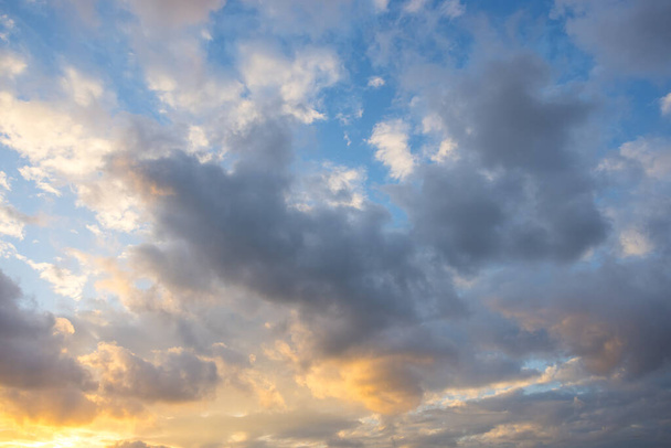 Mooie witte wolk en zonsondergang hemel - Foto, afbeelding