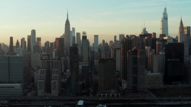 Şehir merkezindeki yüksek binalar. Iconic Empire State binası çevresindeki gelişmelerin üstünde. Manhattan, New York City, ABD - Video, Çekim