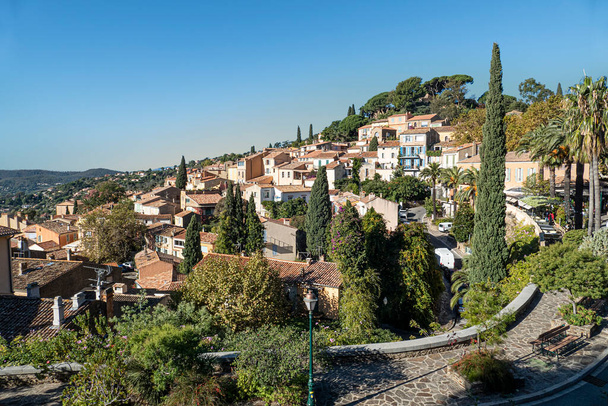 panoramisch uitzicht op het oude dorp Bormes les Mimosas in de Provence in Frankrijk - Foto, afbeelding