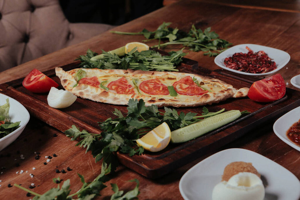 Traditional turkish baked dish pide. Turkish pizza pide, Middle eastern appetizers. Turkish cuisine. Pide with meat filling - Foto, Imagem