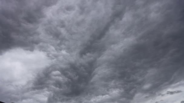 Die großen mächtigen Gewitterwolken vor einem Gewitter. - Filmmaterial, Video
