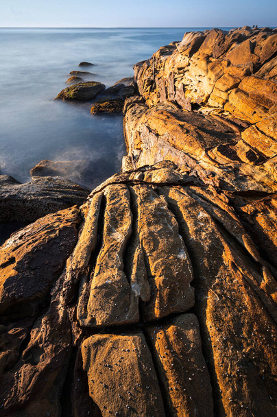 Bouddi Ulusal Parkı 'ndaki sahil şeridi boyunca kayalıklarda desenler var. - Fotoğraf, Görsel