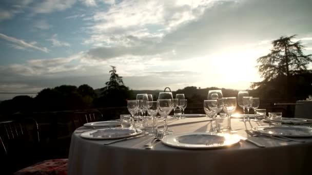 verres sur la table pour un dîner romantique au coucher du soleil - Séquence, vidéo