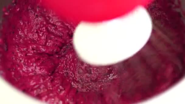 Mieszadło miesza mus jagodowy do produkcji pianek - Materiał filmowy, wideo