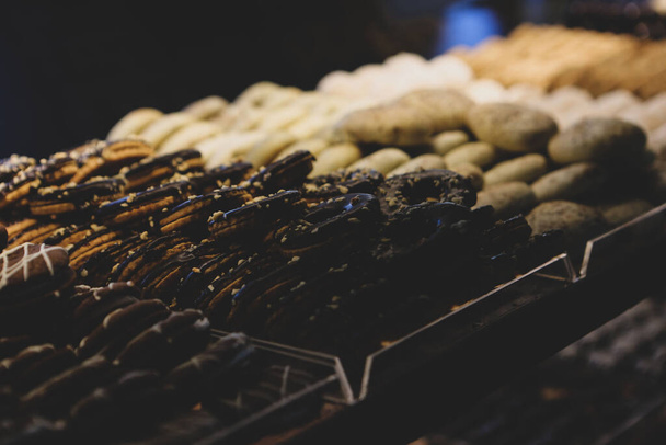 Groupe de biscuits assortis. Croustilles au chocolat, raisins secs à l'avoine, chocolat blanc - Photo, image