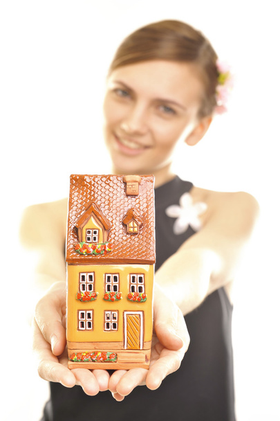 Young woman holding a house - Foto, afbeelding