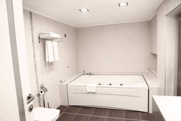 Comfort hotel bedroom in luxury style - Foto, afbeelding