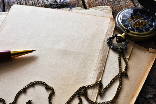 Une image d'une vieille montre de poche vintage et d'un stylo sur une vieille papeterie vintage.   - Photo, image