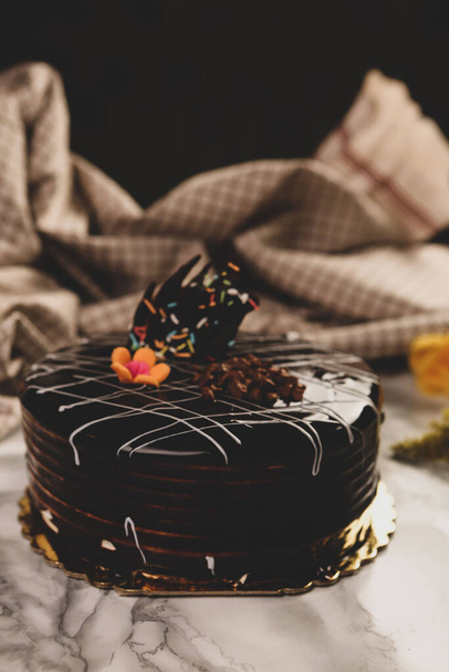 Дошка зі смачним тортом на столі
 - Фото, зображення
