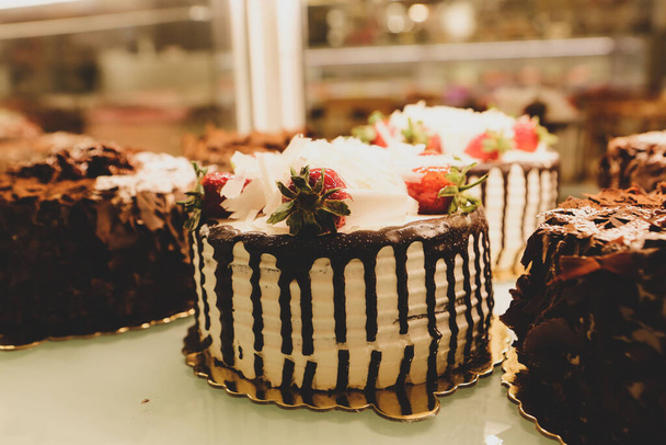 Доска с вкусным тортом на столе - Фото, изображение