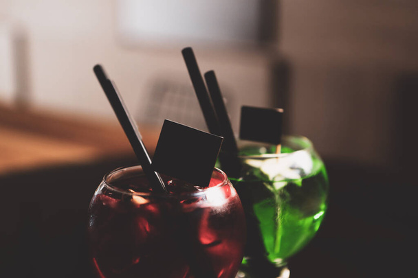 Bebida de cóctel de alcohol en la mesa en el restaurante - Foto, Imagen