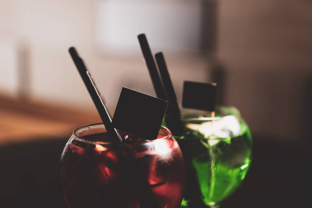 Alkohol koktejl nápoj na stole v restauraci - Fotografie, Obrázek