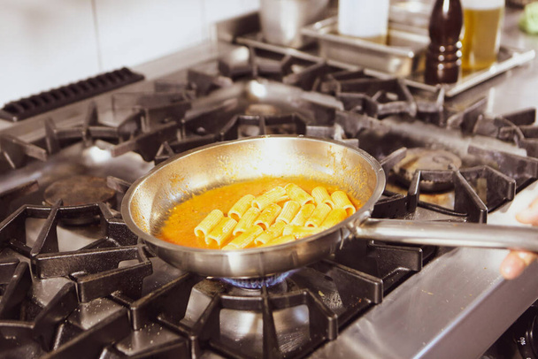 panela com macarrão no fogão de cozinha
 - Foto, Imagem