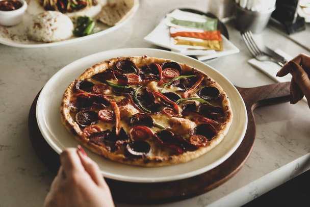 Pyszne mieszanka pizza włoskie jedzenie - Zdjęcie, obraz
